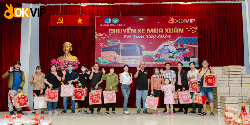 Chuyến xe tình nguyện - Chuyến xe mang mùa xuân của OKVIP đầu năm 2024 5 OKVIP trao tặng những phần quà cho bà con xa quê về ăn Tết