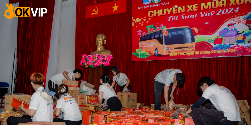 Chuyến xe tình nguyện - Chuyến xe mang mùa xuân của OKVIP đầu năm 2024 4 Liên Minh OKVIP tất bật chuẩn bị những phần quà cho bà con về quê đón Tết